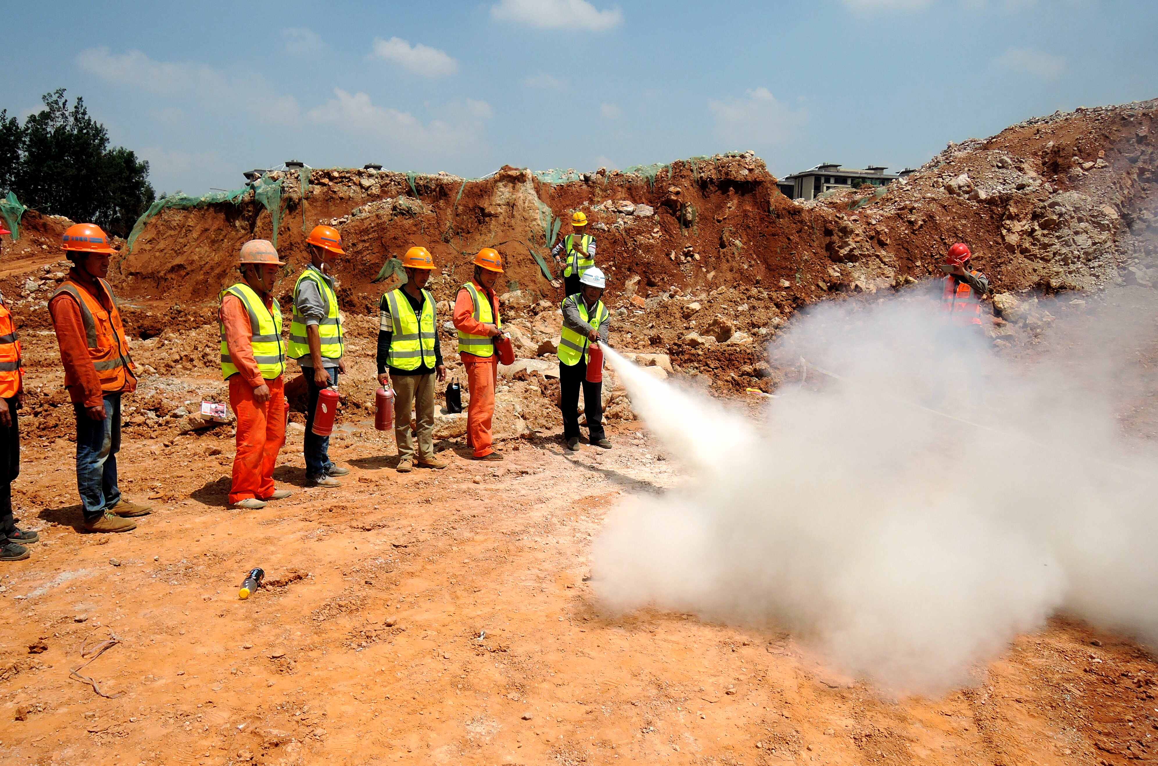 公司承建的悦山湖花园二期项目进行消防应急演练|建投一勘司|建投一勘